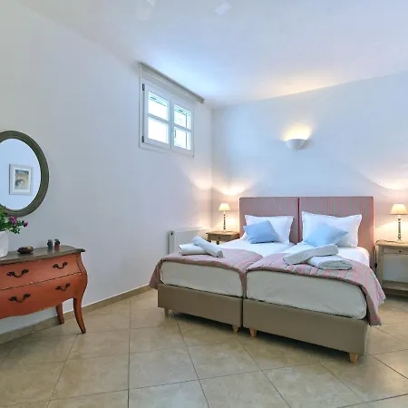 Mia Paros * Agia Irini (Paros)